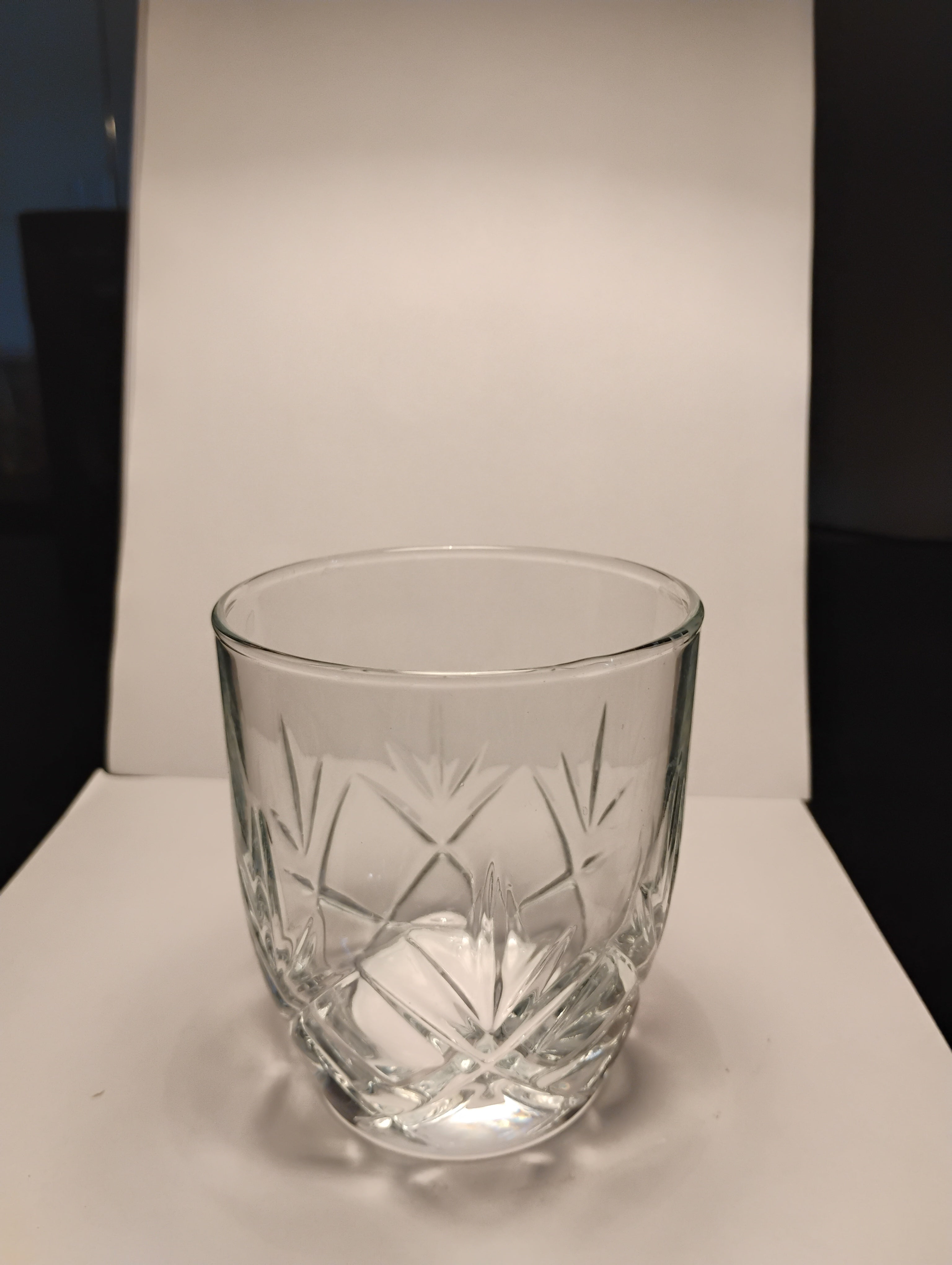 Low crystal glass